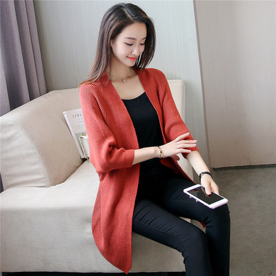 Дълга дамска жилетка с широки ръкави в светли и тъмни цветове