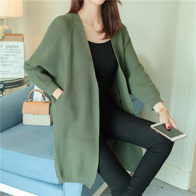 Дълга дамска жилетка с широки ръкави в светли и тъмни цветове