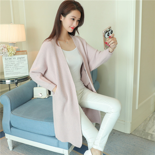 Дълга дамска жилетка с широки ръкави в светли и тъмни цветове