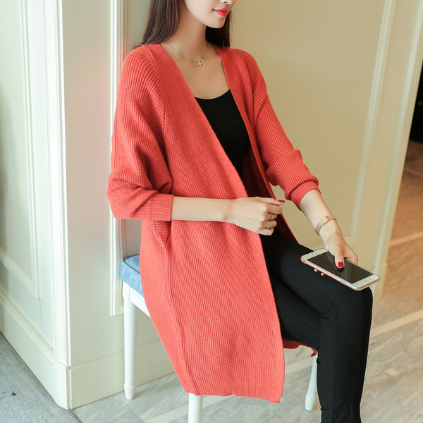 Дълга дамска жилетка с широки ръкави в светли и тъмни цветове