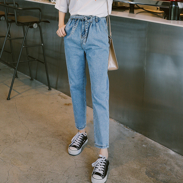 Дамски дънки в светъл цвят с еластична талия