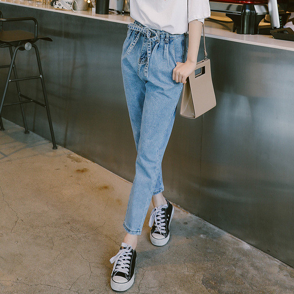 Дамски дънки в светъл цвят с еластична талия