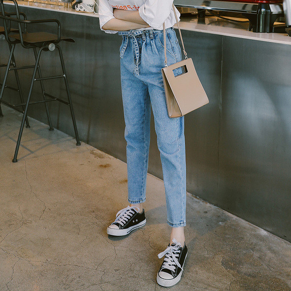 Дамски дънки в светъл цвят с еластична талия