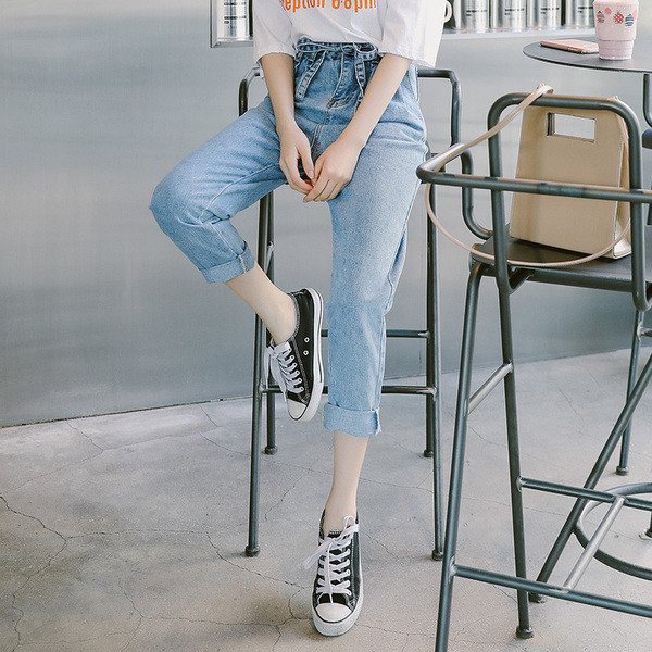 Дамски дънки в светъл цвят с еластична талия