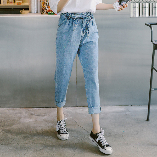 Дамски дънки в светъл цвят с еластична талия