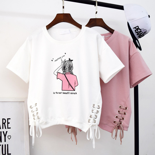 Γυναικεία μπλούζα σε διάφορα χρώματα με εκτύπωση, μεταλλικά στοιχεία και συνδέσμους