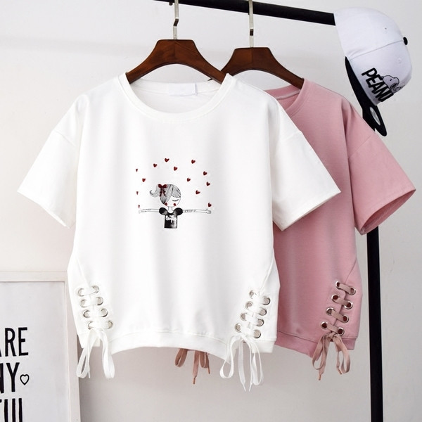 Γυναικεία μπλούζα σε διάφορα χρώματα με εκτύπωση, μεταλλικά στοιχεία και συνδέσμους