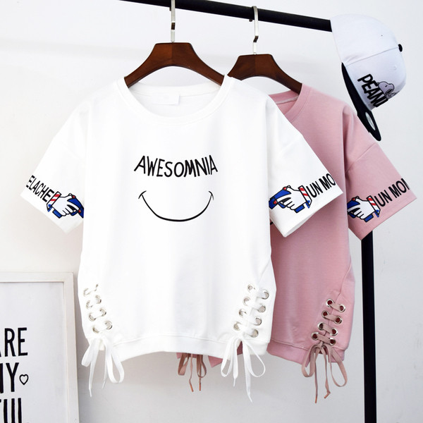 Γυναικεία μπλούζα σε διάφορα χρώματα με εκτύπωση, μεταλλικά στοιχεία και συνδέσμους