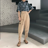 Pantaloni moderni de dama de culoare bej cu nasturi decorativi