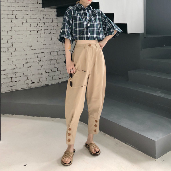 Pantaloni moderni de dama de culoare bej cu nasturi decorativi