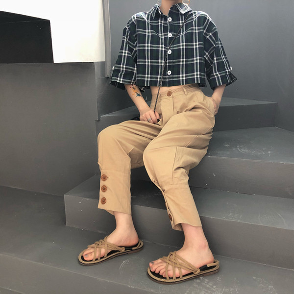 Pantaloni moderni de dama de culoare bej cu nasturi decorativi