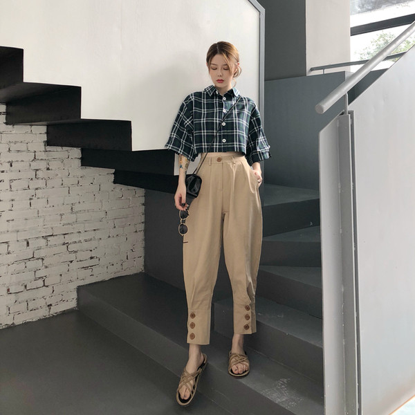 Pantaloni moderni de dama de culoare bej cu nasturi decorativi