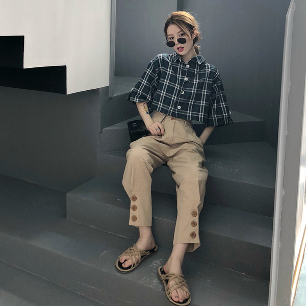 Pantaloni moderni de dama de culoare bej cu nasturi decorativi