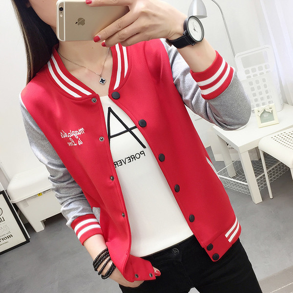 Дамско спортно-ежедневно яке с емблема