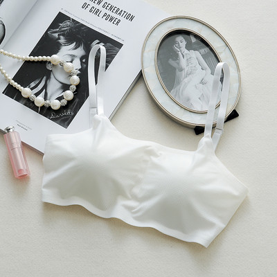 Дамски сутиен в два цвята с дантела