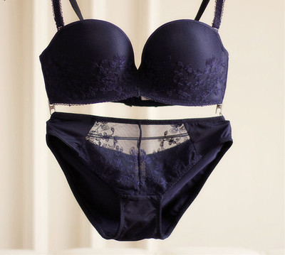 Fehérnemű - sima melltartó és bikini csipkével