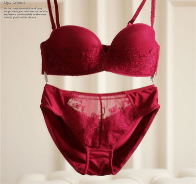 Fehérnemű - sima melltartó és bikini csipkével