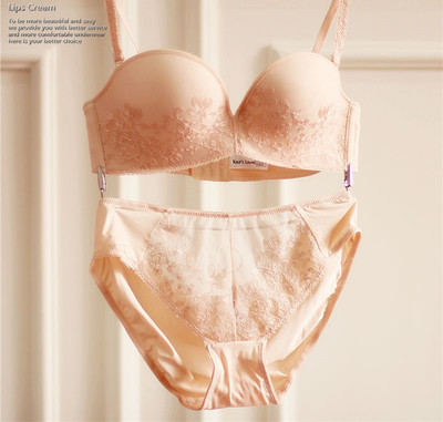 Fehérnemű - sima melltartó és bikini csipkével