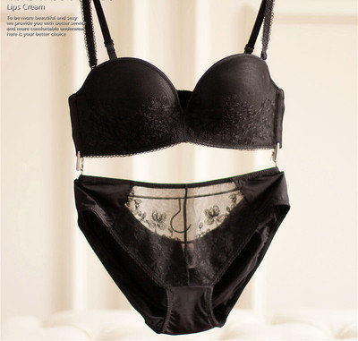 Fehérnemű - sima melltartó és bikini csipkével