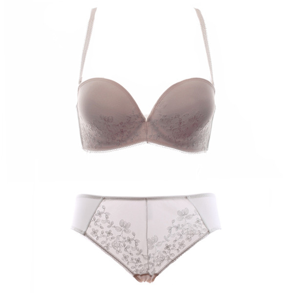 Fehérnemű - sima melltartó és bikini csipkével