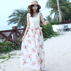 Pantaloni de dama cu motive florale si curea in mai multe modele