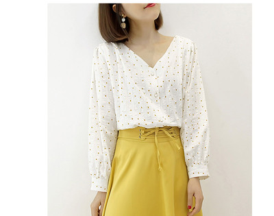 Елегантна дамска риза на точки с V-образно деколте в бял цвят