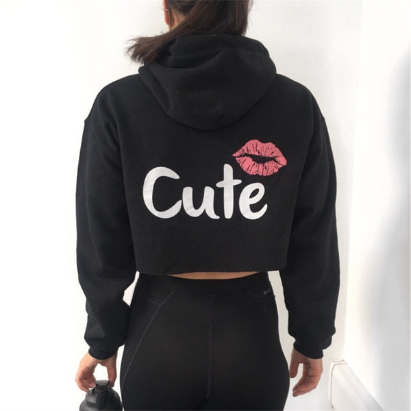 Σύντομο αθλητικό καθημερινό φούτερ με κουκούλα και επιγραφή