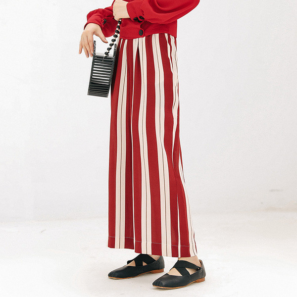 Раиран дамски панталон в червен цвят