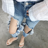 Γυναικεία μοντέρνα τζιν σε ανοιχτό χρώμα