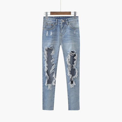 Γυναικεία μοντέρνα τζιν σε ανοιχτό χρώμα