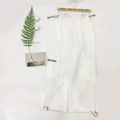 Дамски панталон със страничен джоб и надпис в бял цвят