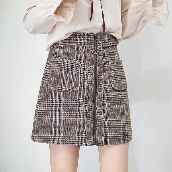 Стилна дамска пола на каре с цип и джобове