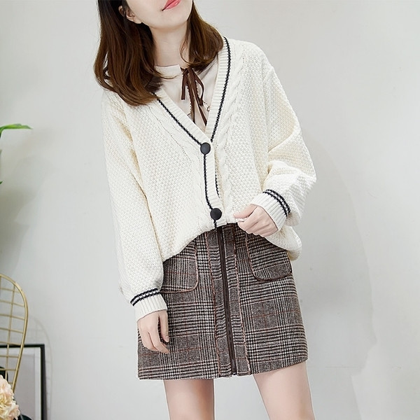 Стилна дамска пола на каре с цип и джобове