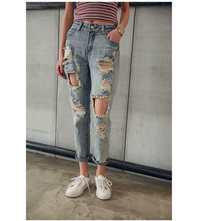 Дамски дълги дънки с разкъсани мотиви в светъл цвят