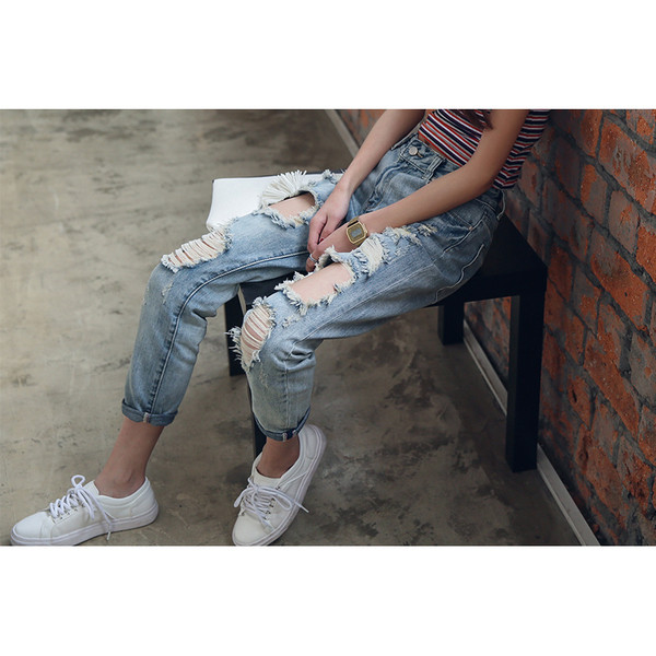 Дамски дълги дънки с разкъсани мотиви в светъл цвят