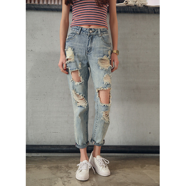 Дамски дълги дънки с разкъсани мотиви в светъл цвят