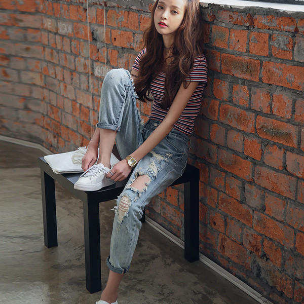 Дамски дълги дънки с разкъсани мотиви в светъл цвят