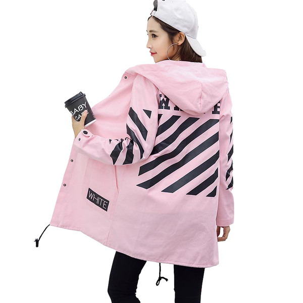 Γυναικεία μπουφάν σε διάφορα χρώματα με έγχρωμες λωρίδες και επιγραφή