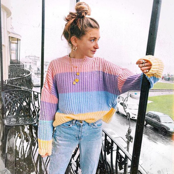 Μοντέρνα σορτς πουλόβερ κυρίες σε ρέοντα χρώματα