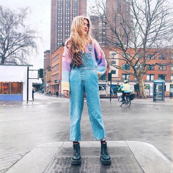 Μοντέρνα σορτς πουλόβερ κυρίες σε ρέοντα χρώματα