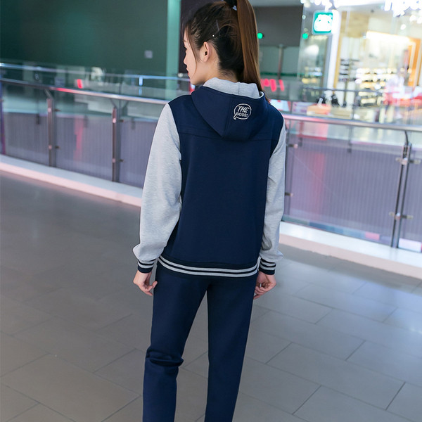 Дамски спортен екип - суичър с качулка и анцуг с еластична талия