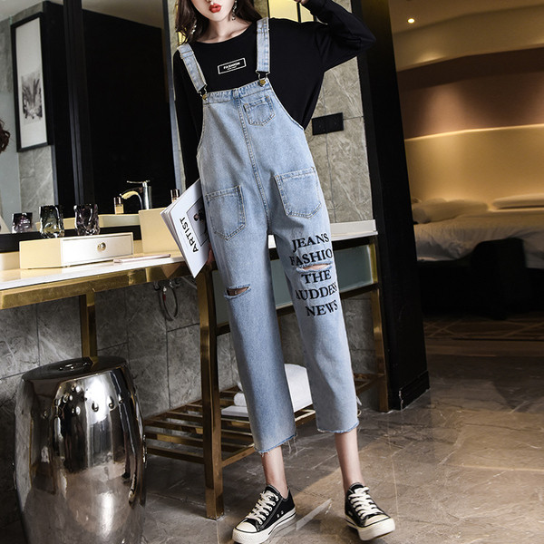 Μοντέρνα γυναικεία σορτς τζην με σκισμένα μοτίβα και επιγραφή