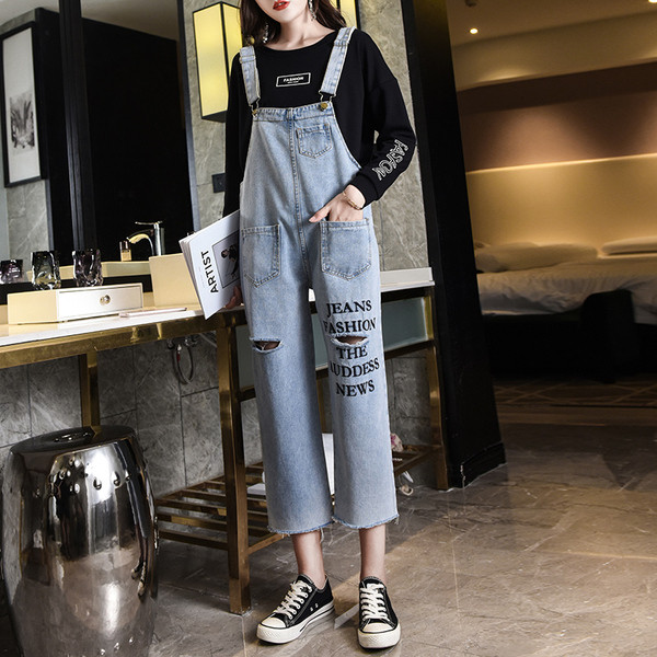 Μοντέρνα γυναικεία σορτς τζην με σκισμένα μοτίβα και επιγραφή