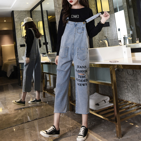 Μοντέρνα γυναικεία σορτς τζην με σκισμένα μοτίβα και επιγραφή