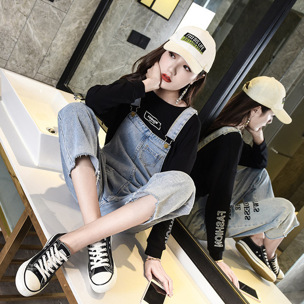 Μοντέρνα γυναικεία σορτς τζην με σκισμένα μοτίβα και επιγραφή