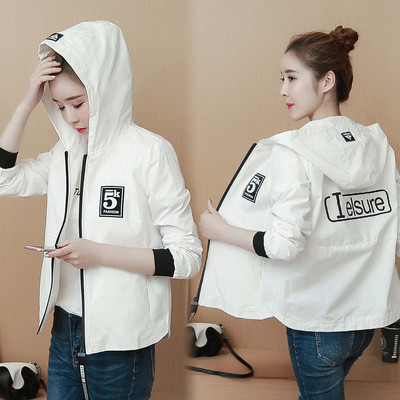 Γυναικείο μπουφάν σε διάφορα χρώματα με κουκούλα, επιγραφή και έμβλημα