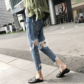 Дамски дънки с накъсани мотиви в светъл цвят