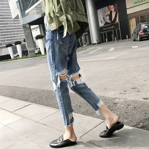 Дамски дънки с накъсани мотиви в светъл цвят