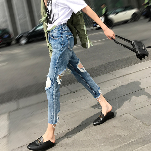 Дамски дънки с накъсани мотиви в светъл цвят