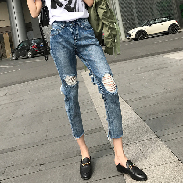 Дамски дънки с накъсани мотиви в светъл цвят